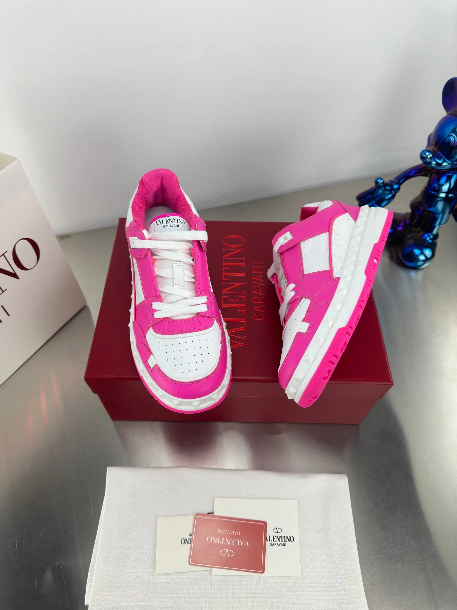 👟👟Ex-factory price 640👟👟 🔺Valentino🔺 Valentino VT 2024 early spring white shoes casual shoes! Top version!  Original 1:1 mold opening! Lasting + oil edge craftsmanship, classic splicing, fashionable and versatile, 🎁Full set of packaging at the same time at the counter. Fabric: Customized cowhide. Lining: Original breathable mesh. Outsole: Original TPU material outsole. Non-slip and wear-resistant. Size: Female 35-40! Male 39～45
